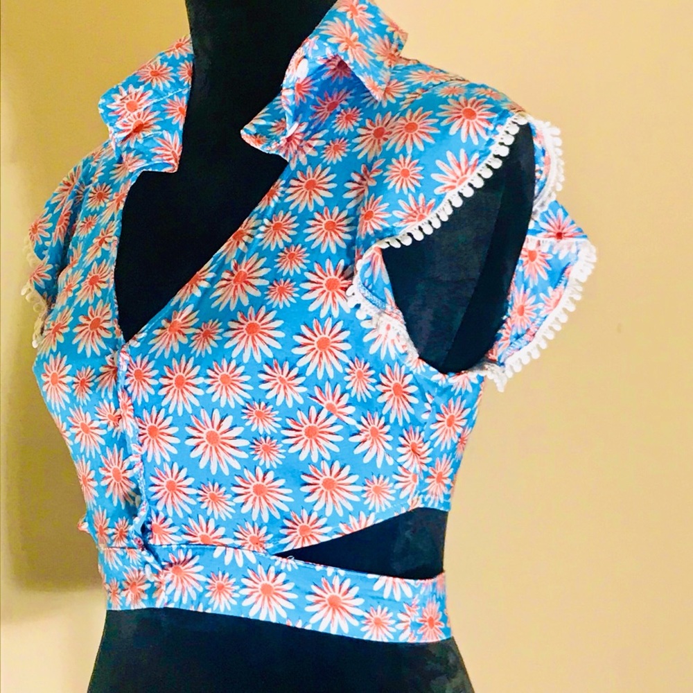 SEEK the Label Blue Floral Button Flutter Crop Top